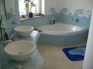 Bad mit blauem Mosaik und Doppel-Waschtischen